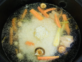 13、香菇排骨粥,胡萝卜香菇稍微炒变色，将大米和三大碗量的清水加入锅内；