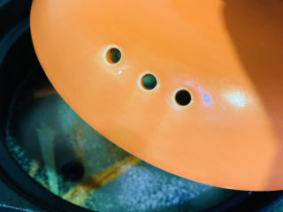 14、香菇排骨粥,盖住锅盖，煮沸时立即打开锅盖，避免溢出；