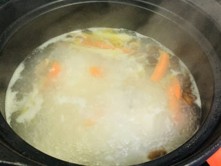 15、香菇排骨粥,在煮沸的过程中，最容易粘锅，要经常掀开锅盖搅拌大米；