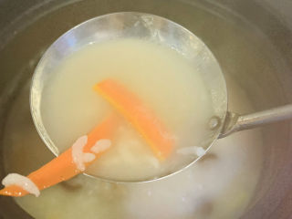 16、香菇排骨粥,待大米透明，汤浓稠时，即可加调味料；