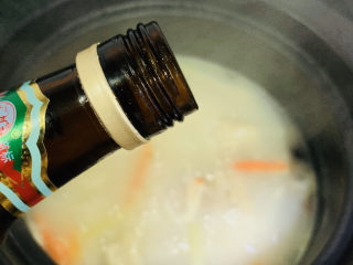 18、香菇排骨粥,加料酒少许；