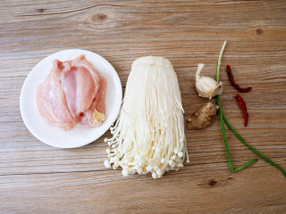 1、金针菇蒸鸡胸肉,准备好材料