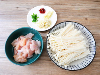 2、金针菇蒸鸡胸肉,鸡胸肉洗净切成小块,金针菇去除根部洗净撕成小朵,蒜切末,姜切丝,干红辣椒切圈,葱切葱花