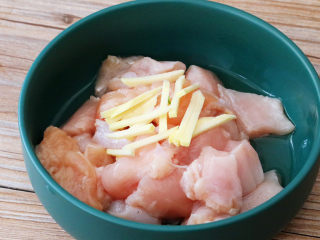 3、金针菇蒸鸡胸肉,鸡胸肉加入姜丝