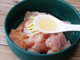 4、金针菇蒸鸡胸肉,加入1勺料酒