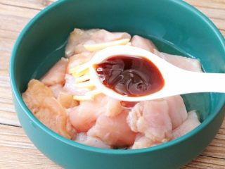 5、金针菇蒸鸡胸肉,加入1勺蚝油