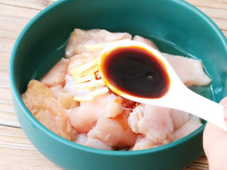 6、金针菇蒸鸡胸肉,加入1勺生抽