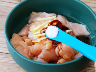 7、金针菇蒸鸡胸肉,加入1克盐