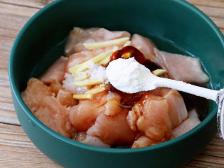 8、金针菇蒸鸡胸肉,加入1茶匙玉米淀粉