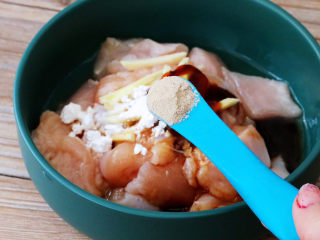 9、金针菇蒸鸡胸肉,加入1克黑胡椒粉