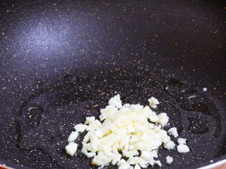 11、金针菇蒸鸡胸肉,锅中倒入适量的食用油烧热,放入蒜末