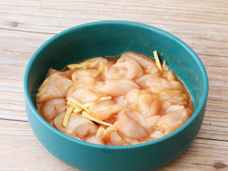 10、金针菇蒸鸡胸肉,抓匀腌制15分钟