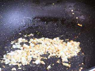 12、金针菇蒸鸡胸肉,翻炒至微黄色