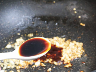 14、金针菇蒸鸡胸肉,加入1勺生抽