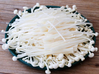 16、金针菇蒸鸡胸肉,将金针菇摆在盘底