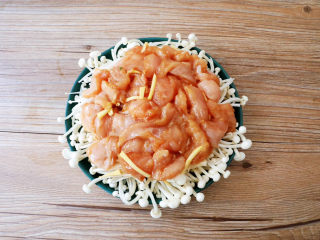 17、金针菇蒸鸡胸肉,再将腌制好的鸡胸肉放在金针菇上