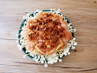 18、金针菇蒸鸡胸肉,淋上蒜香酱汁