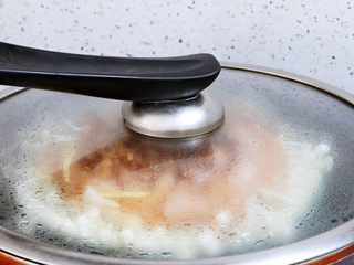 19、金针菇蒸鸡胸肉,放入烧开水的蒸锅,蒸20分钟