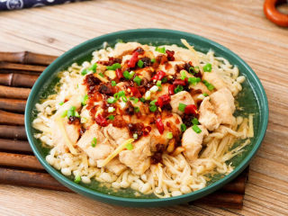 20、金针菇蒸鸡胸肉,取出撒上葱花和干红辣椒点缀即可