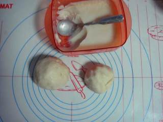 1、苏式鲜肉月饼 ,将所有水油皮面团的材料混合成一个光滑的面团,所有油酥面团的材料混和成一个光滑的油酥面团