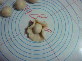 3、苏式鲜肉月饼 ,将大的水油皮面团按压成片状,包裹油酥面团