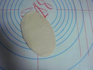 4、苏式鲜肉月饼 ,包裹好的面团压扁后擀成牛舌状