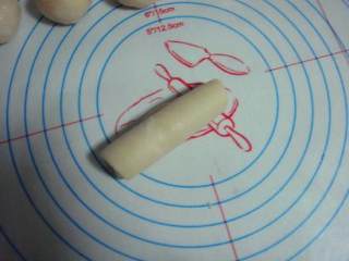 5、苏式鲜肉月饼 ,沿着一端卷起