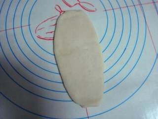 7、苏式鲜肉月饼 ,再次擀成牛舌状