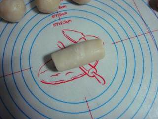8、苏式鲜肉月饼 ,第二次卷起后,直接压扁,擀成圆形