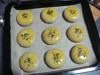 11、苏式鲜肉月饼 ,排入烤盘,刷上蛋黄,装饰黑芝麻。入预热好的烤箱200度,20-25分钟即可