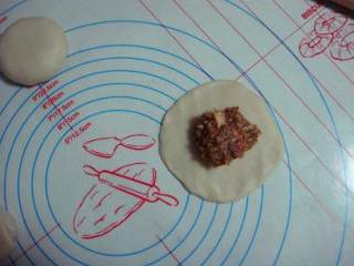 9、苏式鲜肉月饼 ,包入一团肉馅,用左手虎口处慢慢将边缘收起,收口处不能沾上肉馅,否则烤的过程中会漏油