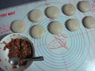 10、苏式鲜肉月饼 ,将包好的月饼轻压成扁圆形