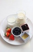 1、果酱酸奶布丁,草莓洗净切丁备用，吉利丁片凉水泡软