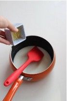 2、果酱酸奶布丁,牛奶煮至即将沸腾状态，放置5分钟，加入泡软的吉利丁片慢慢搅拌使其融合