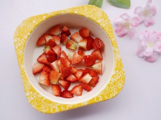 3、酸酸甜甜的奶香草莓????山药球,切粒备用。