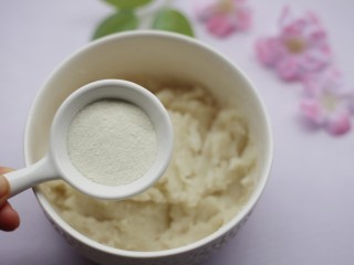 8、酸酸甜甜的奶香草莓????山药球,加入澳优爱优奶粉。