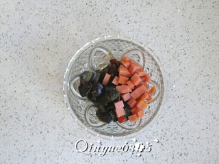 3、地方菜　皮蛋瘦肉粥 ,把皮蛋和火腿肠均切粒。