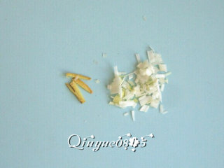 4、地方菜　皮蛋瘦肉粥 ,姜切丝，葱切碎。