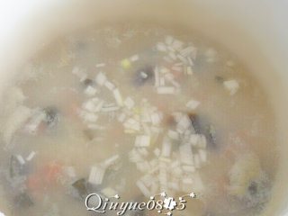 7、地方菜　皮蛋瘦肉粥 ,起锅前放葱花。
