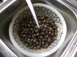 6、香辣螺蛳,一般我剪完尾部，还会在多洗几遍，为了干净。