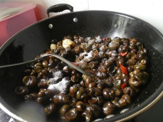 11、香辣螺蛳,翻炒个2至3分钟后，在往锅内加入一点盐和适量的白糖。白糖是用来提鲜用的，所以一定要放