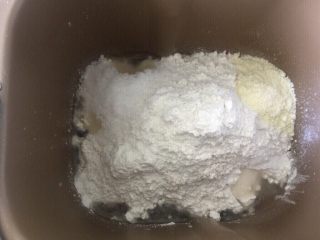 5、佛系养生黑芝麻辫子面包,第五步:加入奶粉启动揉面程序