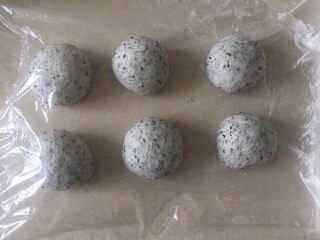 12、佛系养生黑芝麻辫子面包,第十二步:称重分割成6等份滚圆松弛15分钟