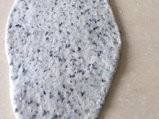 13、佛系养生黑芝麻辫子面包,第十三步:松弛好的面团擀成牛舌状