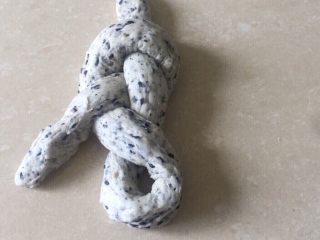 19、佛系养生黑芝麻辫子面包,第十九步:把下半截往右边旋转下