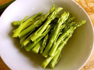 3、绿色美食+葱油芦笋白玉菇,切下的芦笋尖，备用
