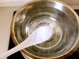 8、绿色美食+葱油芦笋白玉菇,水开后，加一小勺盐