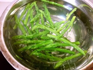 9、绿色美食+葱油芦笋白玉菇,将芦笋尖放入，焯烫