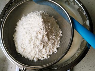 3、雷明顿蛋糕 ,在打发好的蛋液中筛入低筋粉，翻拌均匀