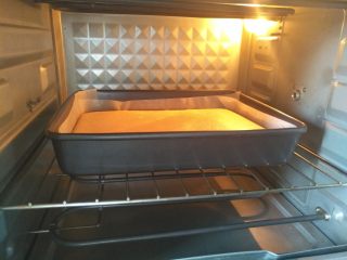 9、雷明顿蛋糕 ,放入预热好的烤箱中层150度20分钟